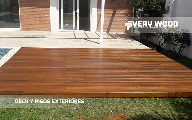 Deck lapacho diseñado en oficinas de zona norte - Verywood Pisos de Madera