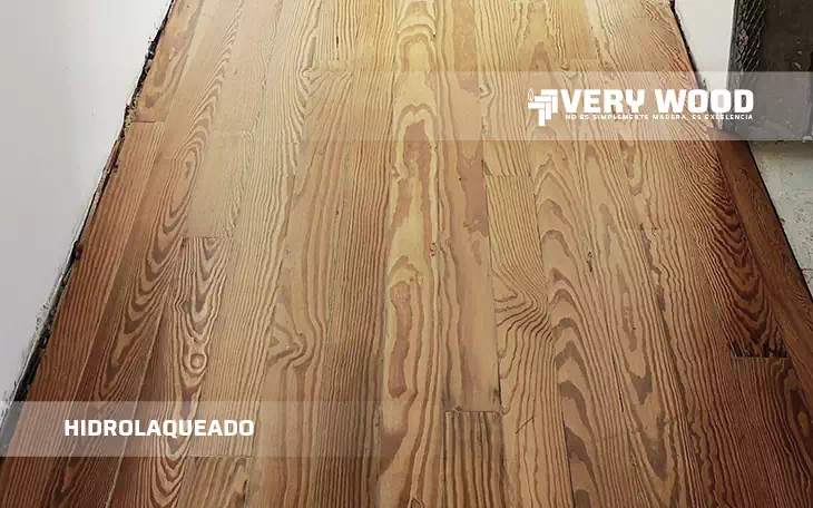 Hidrolaqueado en piso de pinotea con Bona Traffic - Verywood Pisos de Madera