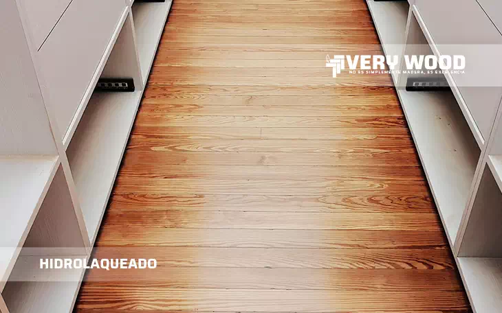 Hidrolaqueado en piso de pinotea con Bona Traffic - Verywood Pisos de Madera