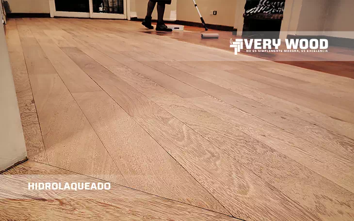 Momento de hidrolaquear piso de Roble Amazónico con Bona Mega - Verywood Pisos de Madera