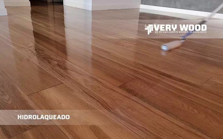 Hidrolaqueado brillante de piso de ingenieril con Bona Traffic - Verywood Pisos de Madera