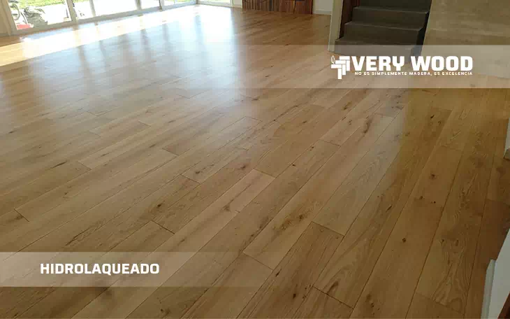 Hidrolaqueado brillante de piso de ingenieril de Roble con Bona Traffic - Verywood Pisos de Madera